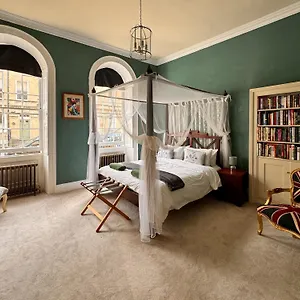 The Pickwick House 2 Bedroom Free Parking Apartment
